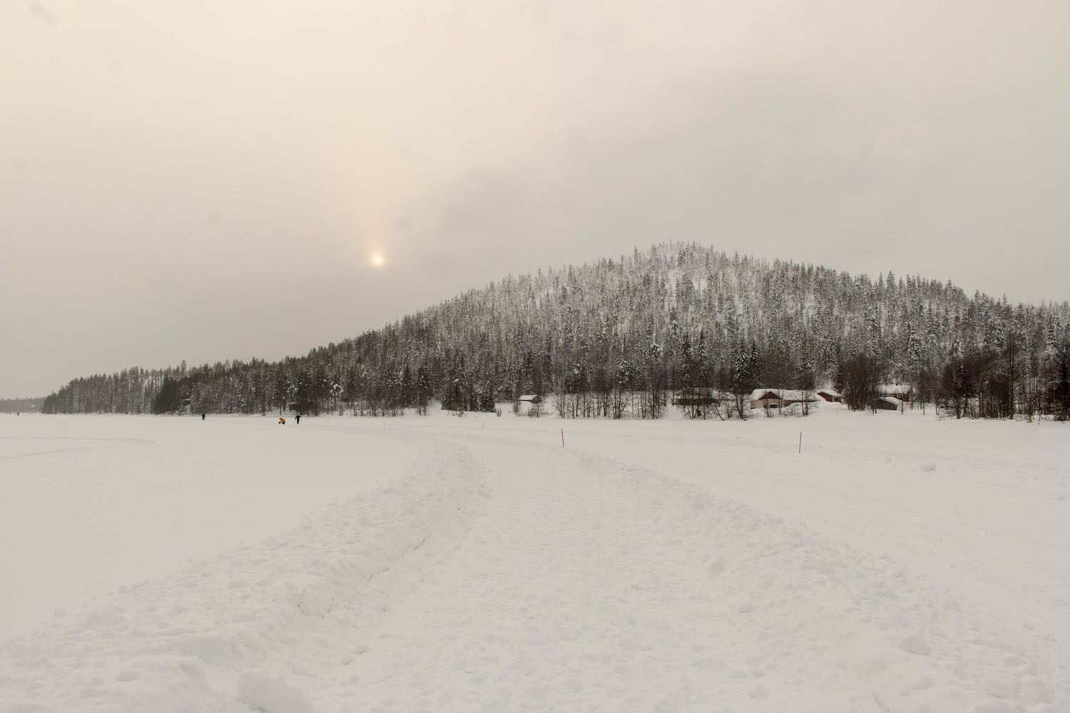 Spaziergang auf dem zugefrorenen Immeljärvi