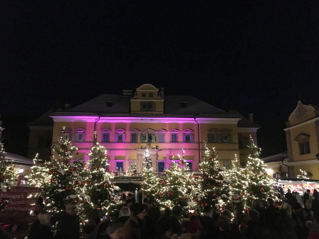 Adventzauber vor dem Schloss