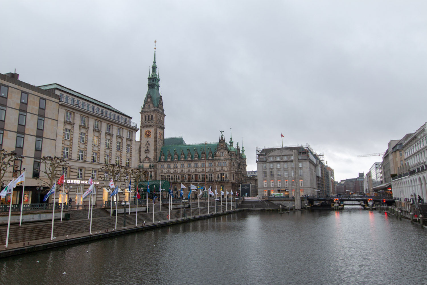 Alsterfleet und Rathausmarkt im Hintergrund