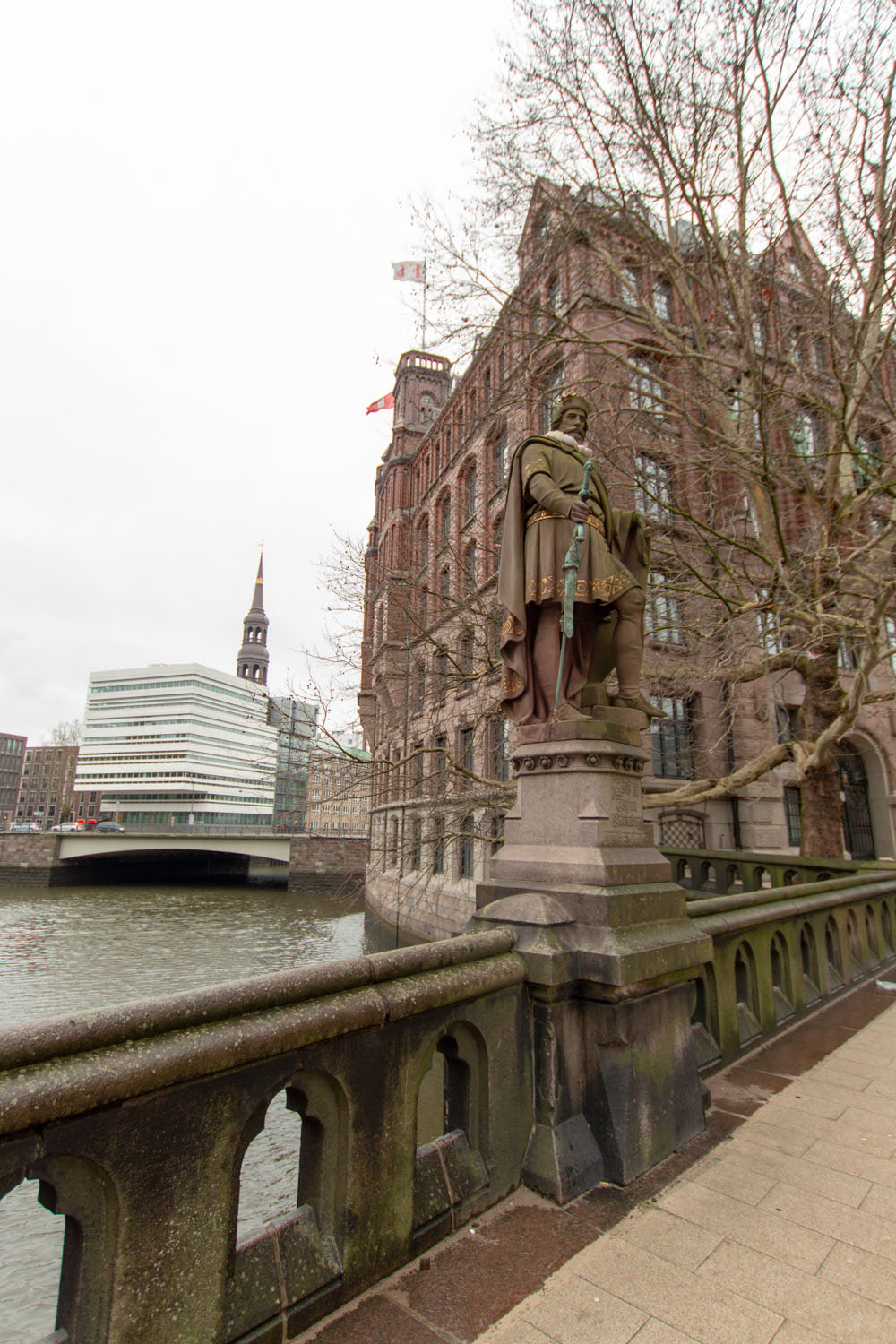 Statue des Sachsenherzogs Graf Adolf III. von Schauenburg auf der Trostbrücke