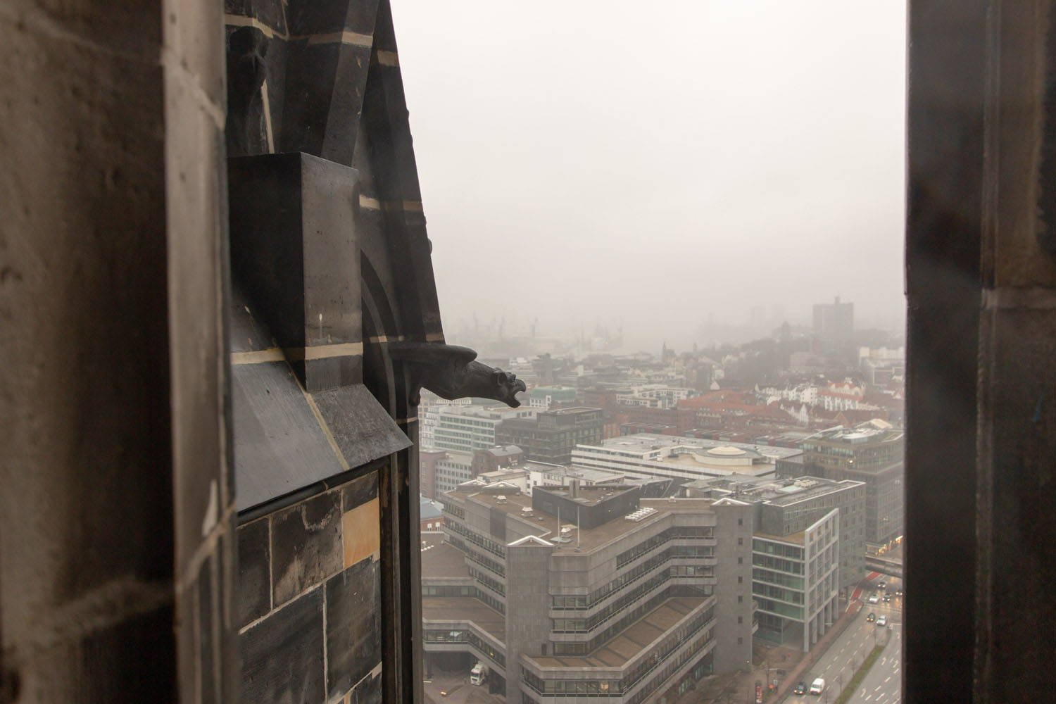 Aussicht vom Turm Richtung Hafen - leider etwas im Nebel