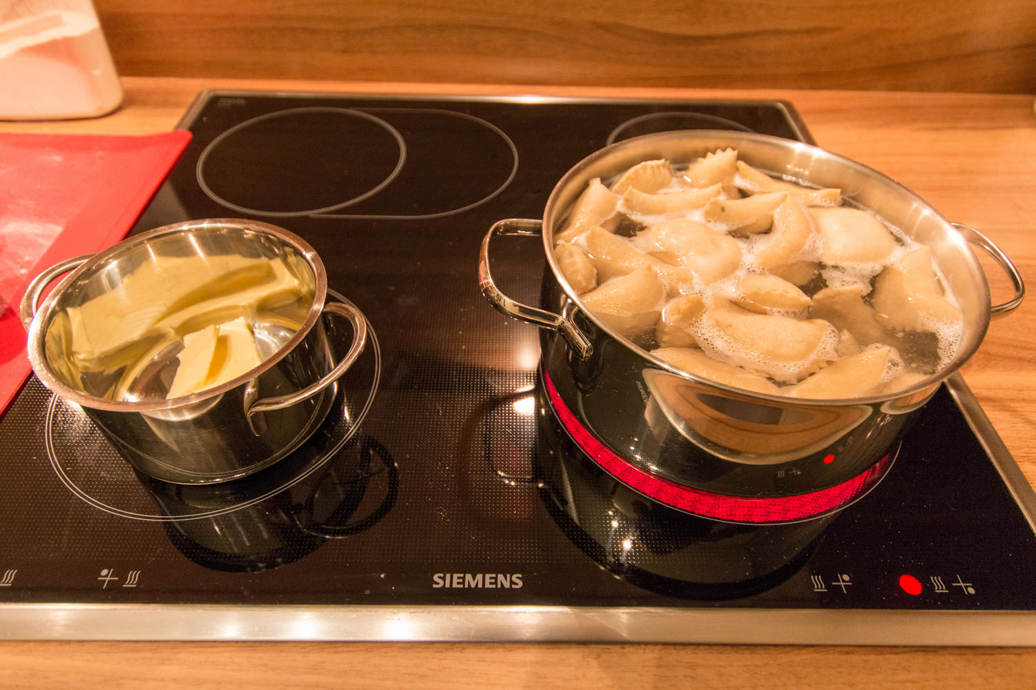 Schlipfkrapfen ins kochende Wasser und Butter schmelzen