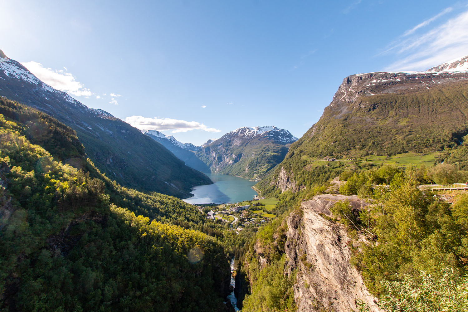 Tiefe Fjorde, hohe Berge – Mit Schiff und Auto durch Fjordnorwegen