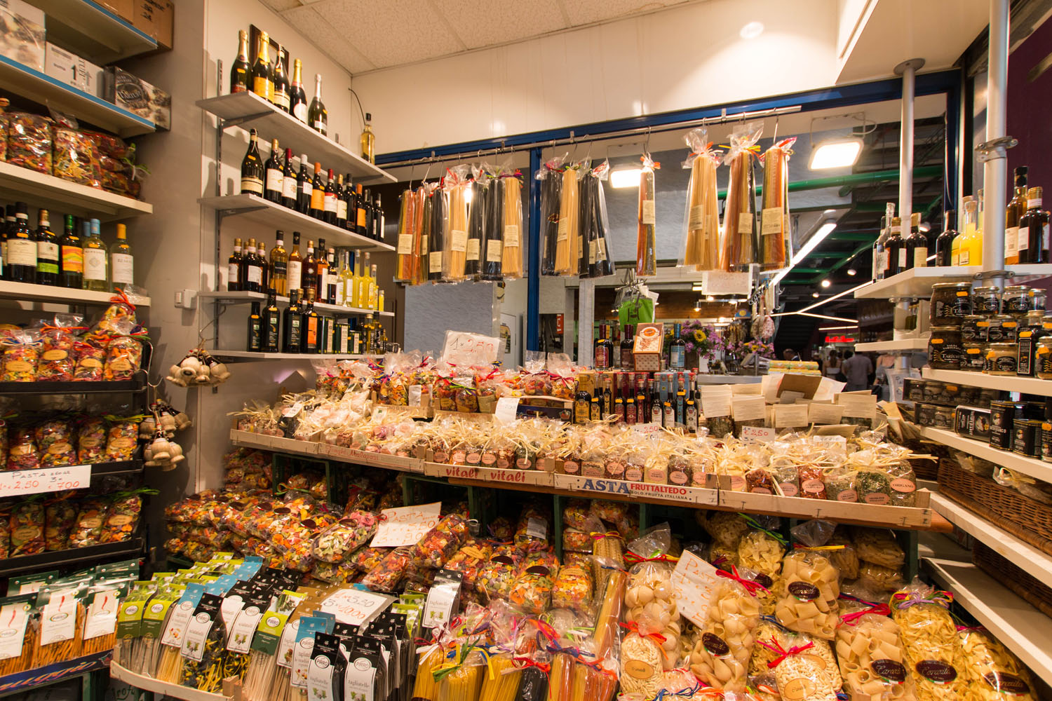Typisch italienische Produkte an einem Stand in der Markthalle