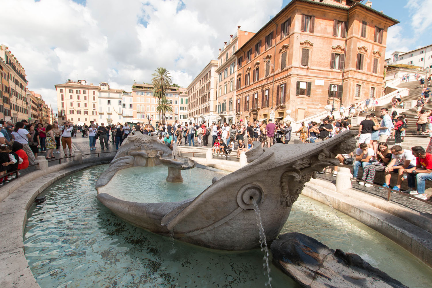 Fontana delle Barcaccia auf der Piazza di Spagna
